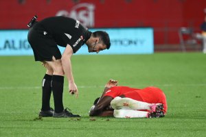 Óliver de la Fuente Ramos interesándose por el estado de Iddrisu Baba en el partido Almería-Córdoba.