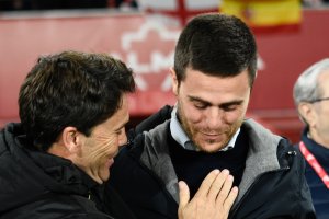 Rubi saludando a Lisci antes del Almería-Mirandés, que acabó 1-0 para el conjunto rojiblanco con gol de Baptistao.