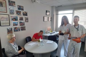 Encarni Pérez y Raúl Ortega en la consulta de Prehabilitación Quirúrgica.