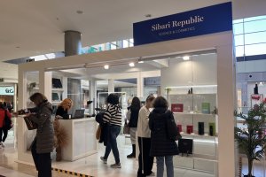 La fiebre del sérum: clientes abarrotan la tienda de Sibari Republic en busca de ofertas exclusivas