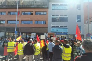 Manifestantes a las puertas del consulado de Marruecos