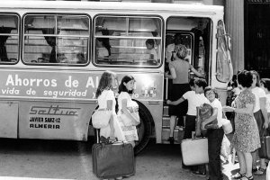 Un grupo de escolares cogiendo el autobús de la empresa Saltúa en la puerta del instituto de la calle  Javier Sanz para ir a las colonias de verano allá por los primeros años setenta.