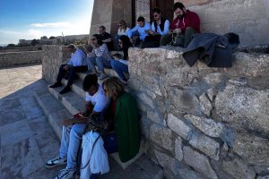 Rezo del Rosario en el Cerro de San Cristóbal por el fallecimiento del Papa Francisco.