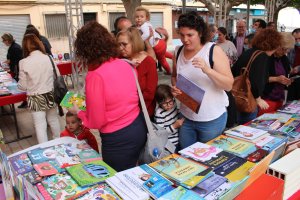 Una edición anterior de la Feria del Libro en Huércal de Almería.