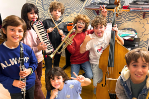 Los integrantes de la banda de música Pequeños Seres Despreciables.