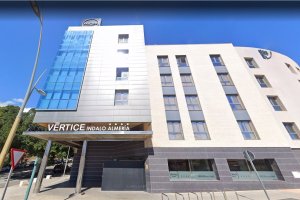 Hotel Vértice de Almería necesita camarero.
