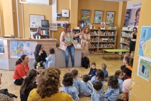 Niños en la biblioteca de Benahadux.