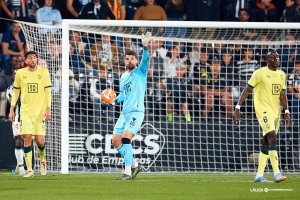 Luis Maximiano sigue aferrado a los palos y no abandona el marco.