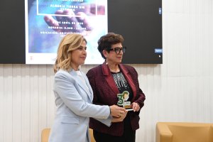 Paola Laynez, concejal de Familia, recibe el galardón de las manos de Cristina González, presidenta de FEAFES.