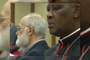 A la izquierda, el cardenal Cristóbal López Romero, en la tercera Congregación General del Vaticano.