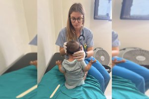 La pediatra, Lorena Fernández, atendiendo a uno de los niños en Guatemala.