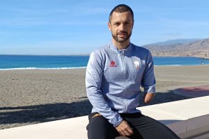 Jairo Ruiz en el Paseo Marítimo de Almería, donde suele hacer actividades con las personas de la FAAM.