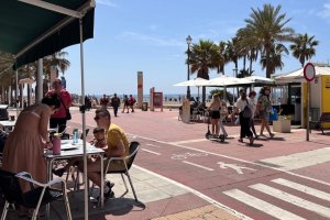 Ambiente en una de las terrazas del Paseo Marítimo de Almería a media mañana de este sábado.