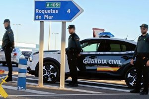 Agentes de la Guardia Civil montan un control de seguridad en las cercanías de Roquetas de Mar