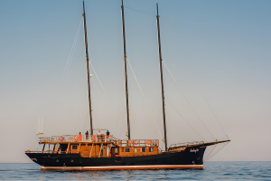 El Anne Bonny surcando la costa almeriense.