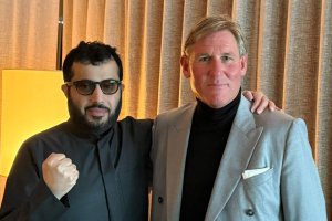 El ministro saudí Turki Al-Sheikh publicó esta foto en redes sociales con el empresario Simon Jordan.