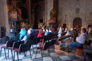 El interior de la Catedral, con la luz de la calle, lleno de fieles rezando antes de la suspensión del funeral del Papa Francisco.