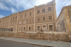 Eliminan parte del vallado exterior del colegio de Las Adoratrices