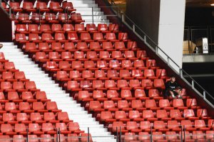 Muchas butacas vacías en el fondo norte del Mediterráneo en el partido que acabó en victoria ante el Racing de Ferrol.