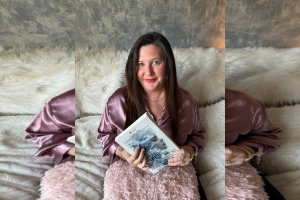 María del Mar González con su novela 'El alma azul de las mariposas'.