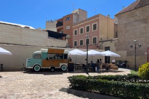 Imagen de la furgoneta-bar de la plaza de Tomatito.