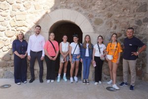 Jóvenes del municipio junto a las autoridades junto al castillo.