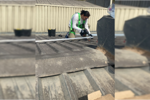 Una mujer aprende a instalar una placa fotovoltaica.