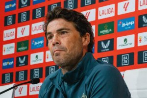 El entrenador manda mensajes a los profesionales para lo que se avecina.