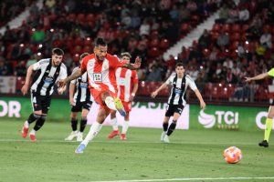 Teniendo a Luis Suárez para el gol solo toca defender bien y correr.