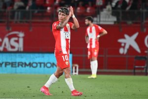 Nico Melamed agradeciendo al público los aplausos mientras era sustituido contra el Racing de Ferrol.