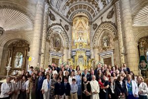 Foto de familia de los nuevos hermanos de la Virgen del Mar, patrona de Almería.