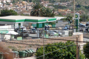 Coches de la Guardia Civil en la zona del tiroteo.