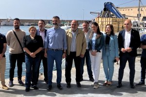 El consejero Fernández-Pacheco se reunió ayer con el sector de arrastre en el Muelle de Almería.