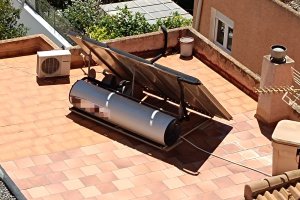 Placa solar instalada en una azotea de una vivienda de Almería.