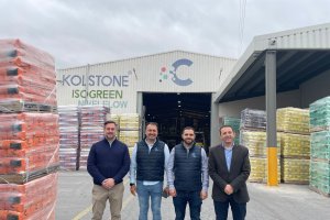 Autoridades durante su visita a la empresa con miembros de la misma.