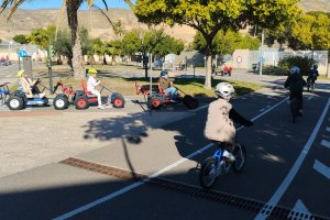 Alumnos participan en una actividad del Centro de Educación Vial de Vícar.