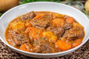 Un plato de estofado de ternera con patatas.