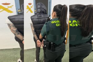 Una agente de la Guardia Civil, con el detenido.