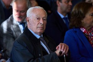 El torero Curro Romero junto a Carmen Tello en segundo plano.