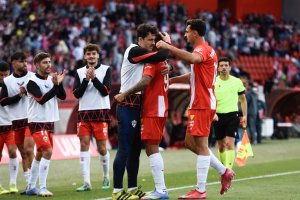 Hay imágenes que hablan y esta dice muchas cosas positivas con Radovanovic abrazado a Luis Suárez.