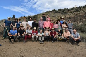 Arqueólogos y autoridades municipales en el yacimiento del Cabezo María de Antas.