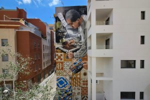 Mural en homenaje a la baldosa hidráulica de Almería pintado por Nauni y Paratas.