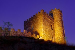 Imagen nocturna del castillo.