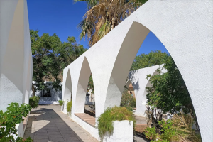 Esta plaza de arcos ojivales es uno de los lugares más mágicos de Almería