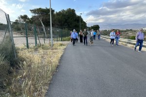 Vecinos recorriendo el sendero de la playa