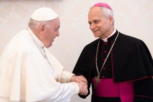 El cardenal Prevost, ahora Papa León XIV, con el Papa Francisco.