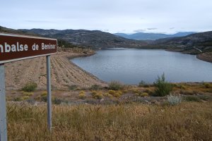 El embalse de Benínar este mes de mayo con Sierra Nevada al fondo todavía con algo de nieve.