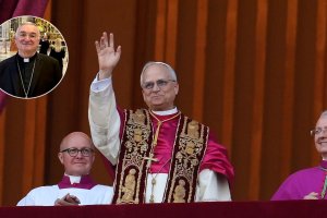 León XIV, saludando desde la logia del Vaticano; conoció a Gómez Cantero en 2016.