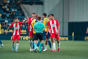 El Cádiz-Almería acabó muy caliente en el Nuevo Mirandilla.