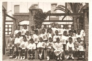 Niños vestidos de comunión en la terraza del Hogar de Garrucha, a principio de los años 50. Entre otros se ve al periodista Andrés Caparrós.